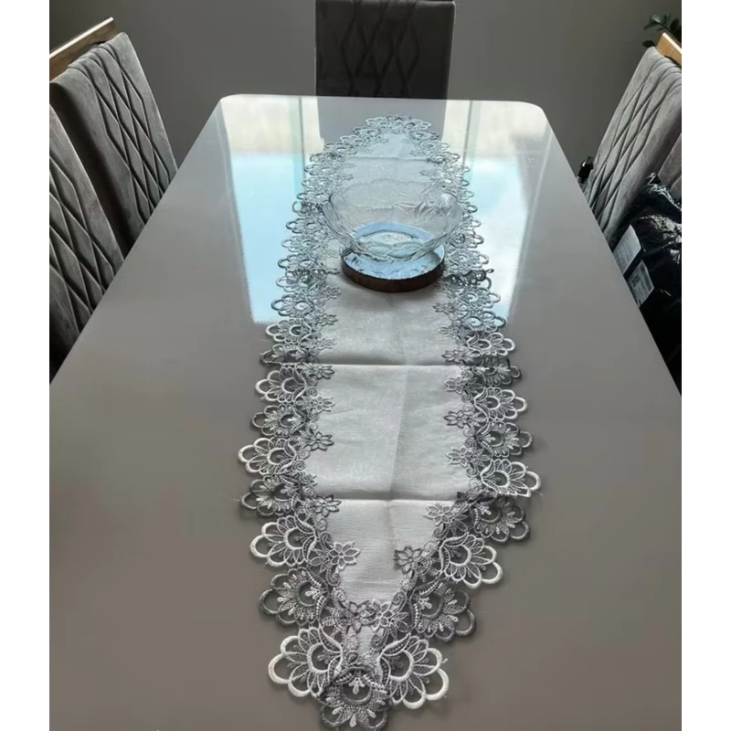 Caminho de Mesa Bordado Guipir em Tecido Organza