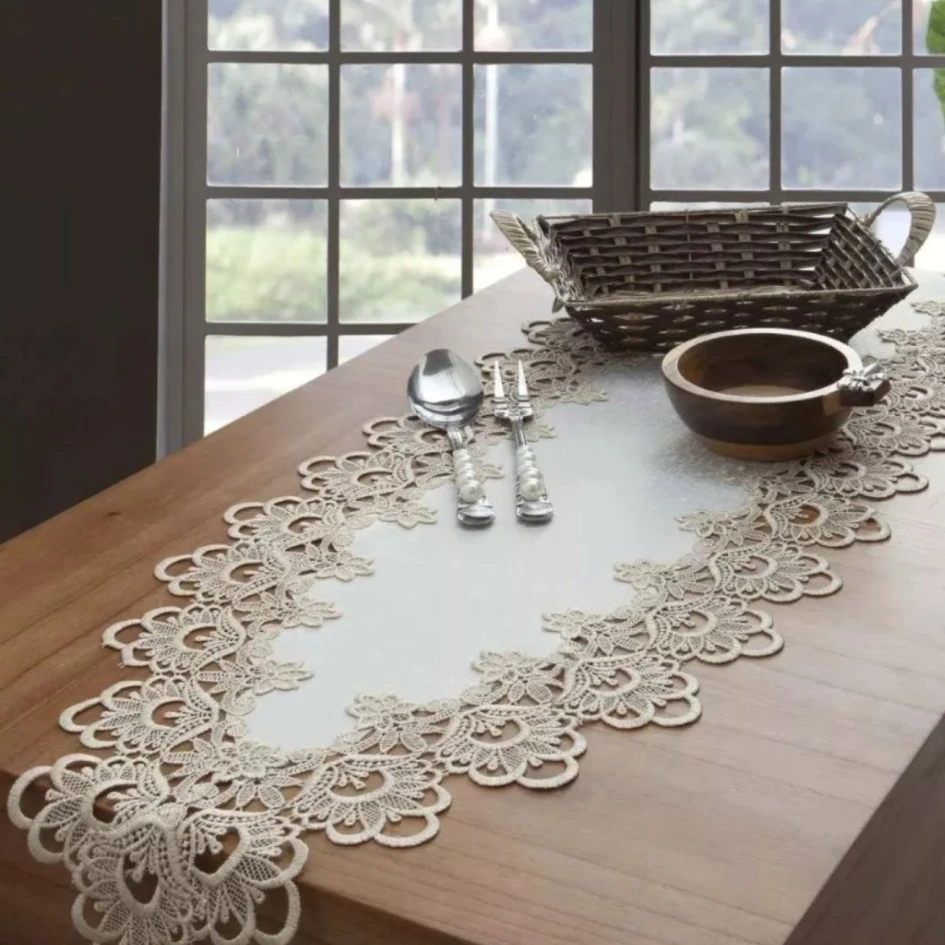 Caminho de Mesa Bordado Guipir em Tecido Organza