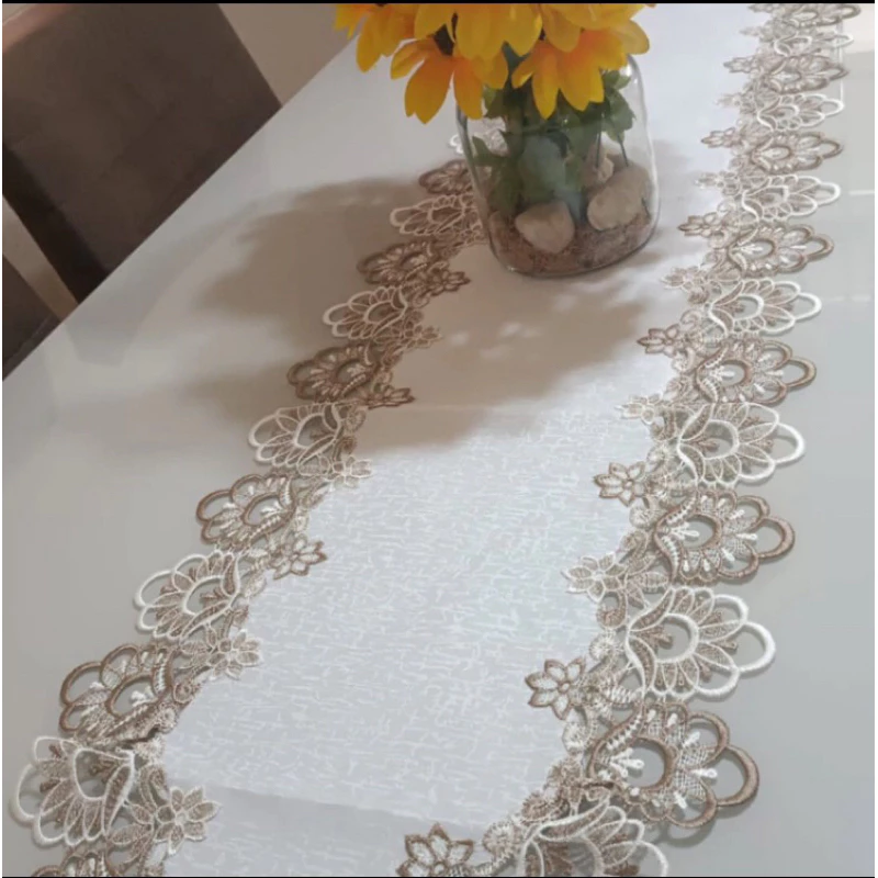Caminho de Mesa Bordado Guipir em Tecido Organza