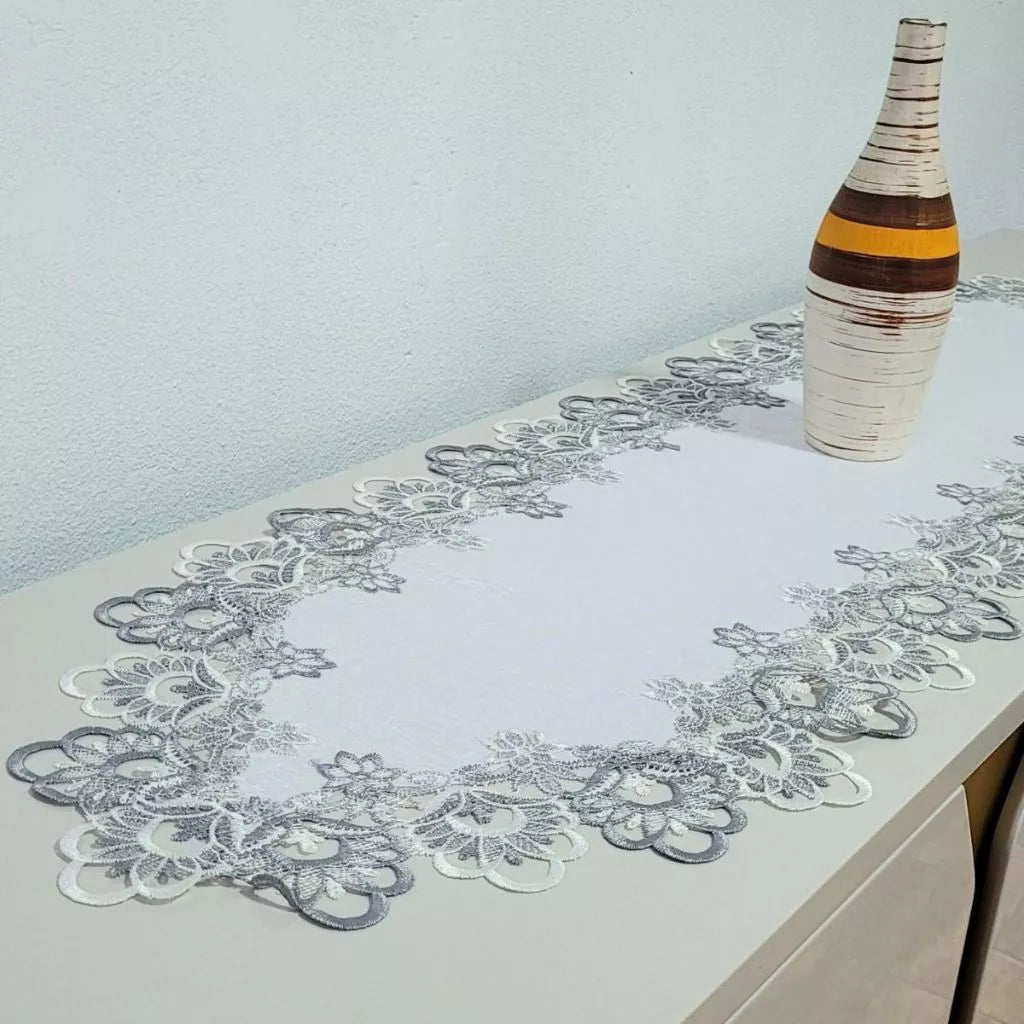 Caminho de Mesa Bordado Guipir em Tecido Organza