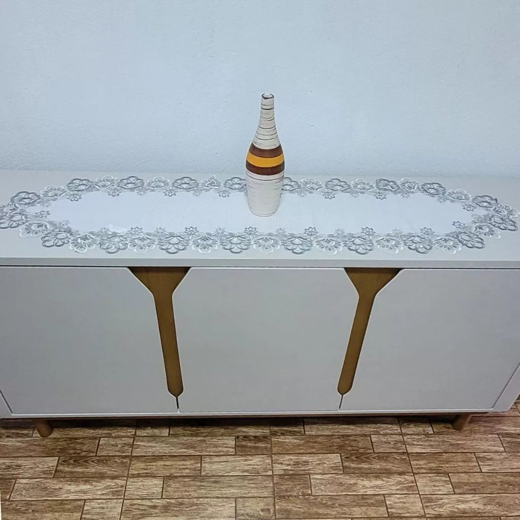 Caminho de Mesa Bordado Guipir em Tecido Organza