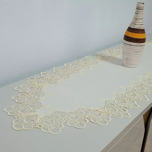 Caminho de Mesa Bordado Guipir em Tecido Organza